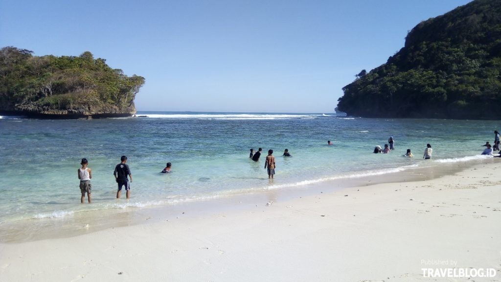  Pantai Teluk Asmara yang Terkenal Sebagai Raja Ampat nya 