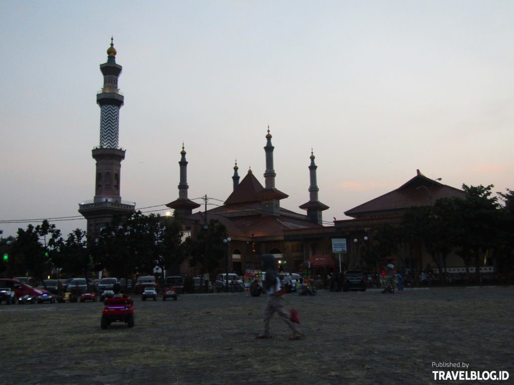 Menyantap Nasi Jamblang di Alun-Alun Kejaksan, Cirebon