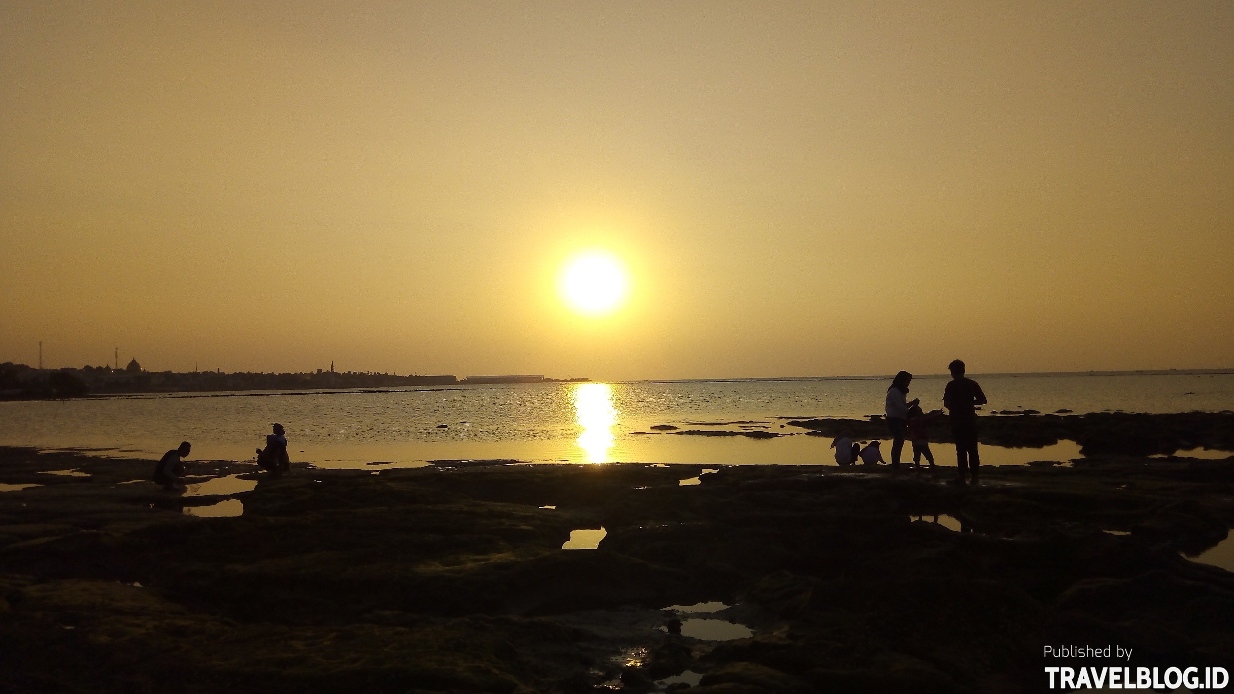 Menghabiskan Sore Di Pantai Lorena Paciran Kabupaten