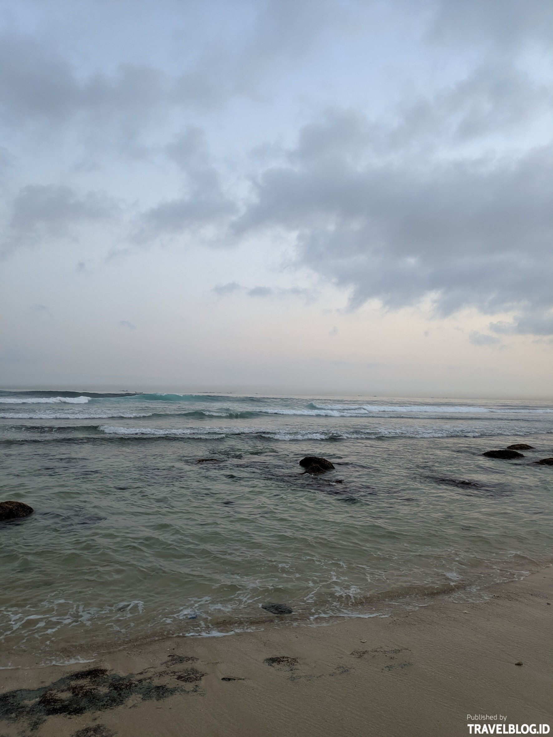 Senja Cantik Nan Tenang Di Pantai Ngudel Malang Travel