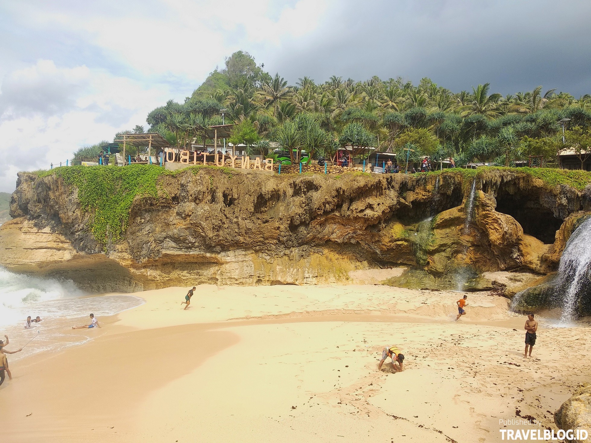 Keindahan Pantai Banyu Tibo Travel Blog Indonesia